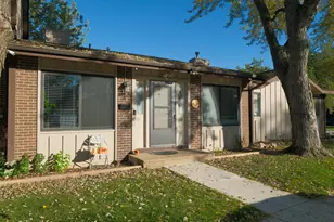 563 Forum Dr, Roselle, IL 60172 - Photo 1
