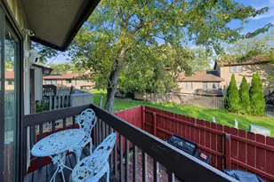 563 Forum Dr, Roselle, IL 60172 - Photo 12