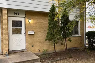 952 N Virginia Ln, Elmhurst, IL 60126 - Photo 2