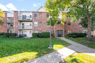 4316 W Shamrock Ln, McHenry, IL 60050 - Photo 2