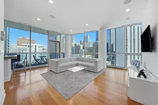 110 W Superior St, Chicago, IL 60654 - Photo 4
