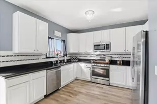 1995 W Meadowview Dr, Round Lake, IL 60073 - Photo 10