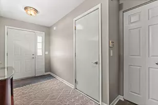8206 Sierra Woods Ct, Carpentersville, IL 60110 - Photo 4