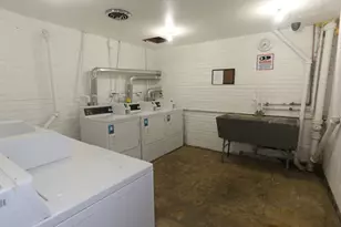 1040 W Hollywood Ave, Chicago, IL 60660 - Photo 16