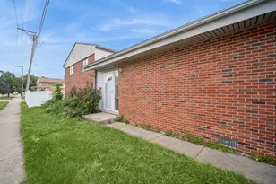8560 W Clara Dr, Niles, IL 60714 - Photo 2