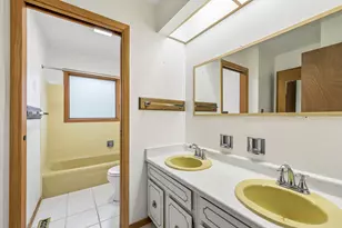 1013 Cardiff Dr, Crystal Lake, IL 60014 - Photo 10