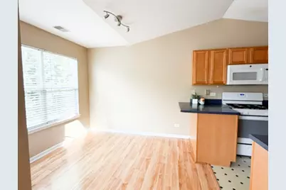 1303 N Red Oak Circle #4, Round Lake Beach, IL 60073 - Photo 4