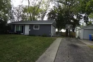 118 Hickory Dr, Carpentersville, IL 60110 - Photo 2