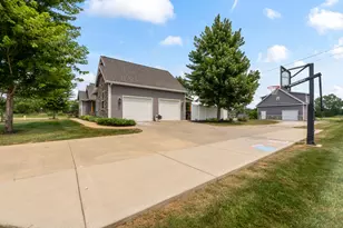 37 River, Downs, IL 61736 - Photo 32