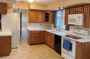 9410 S 86th Ct, Hickory Hills, IL 60457 - Photo 4