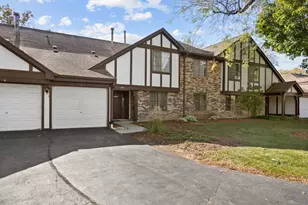 1001 Yosemite Trail, Roselle, IL 60172 - Photo 1