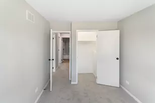 18200 Fountainbleau Dr, Hazel Crest, IL 60429 - Photo 10