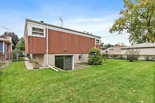 2073 Westview Dr, Des Plaines, IL 60018 - Photo 24