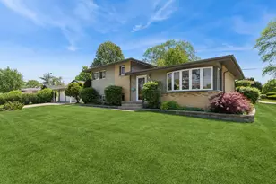 801 E Greenwood Dr, Mount Prospect, IL 60056 - Photo 2