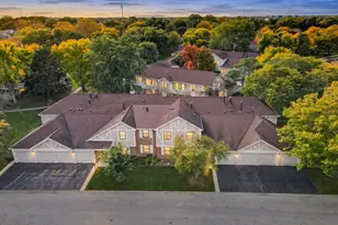 576 Greystone Ln, Wheeling, IL 60090 - Photo 2