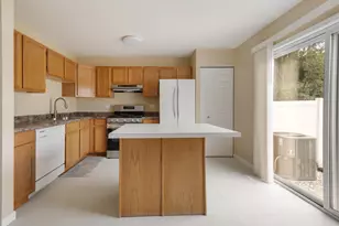 1392 Carriage Way, Roselle, IL 60172 - Photo 8