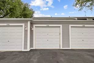 1392 Carriage Way, Roselle, IL 60172 - Photo 4