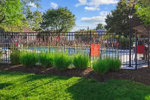 607 Eastview Ct, Schaumburg, IL 60194 - Photo 2