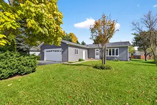10210 Sharon Ln, Hebron, IL 60034 - Photo 2