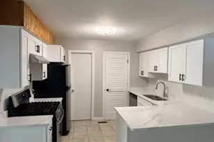 1313 Kingsbury Dr, Hanover Park, IL 60133 - Photo 2
