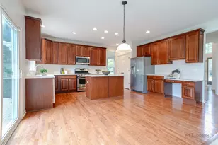 1575 McClellan Dr, Lindenhurst, IL 60046 - Photo 8