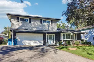 1302 E Greenwood Dr, Mount Prospect, IL 60056 - Photo 4