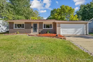 641 Nottingham Ln, Crystal Lake, IL 60014 - Photo 1