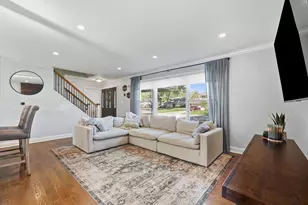 748 Milbeck Ct, Elk Grove Village, IL 60007 - Photo 2