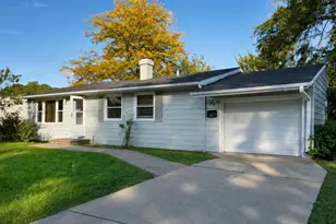 29 Alameda Dr, Carpentersville, IL 60110 - Photo 2