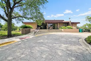 462 Raintree Dr, Glen Ellyn, IL 60137 - Photo 2