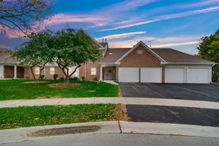 37 Ashburn Ct, Schaumburg, IL 60194 - Photo 1