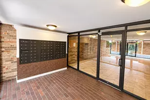 732 W Bittersweet Pl, Chicago, IL 60613 - Photo 2