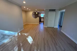 9386 Bay Colony Dr, Des Plaines, IL 60016 - Photo 4