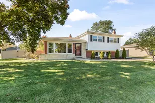 724 S Crestwood Ln, Mount Prospect, IL 60056 - Photo 1