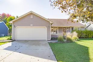 1043 Plum Tree Dr, Crystal Lake, IL 60014 - Photo 1