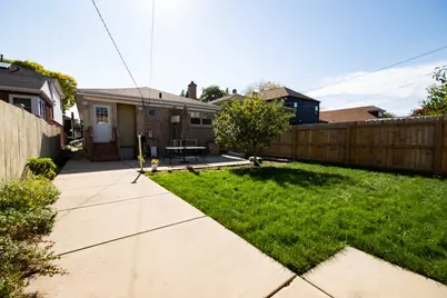2804 W Estes Avenue, Chicago, IL 60645 - Photo 4