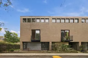 1473 E Park Pl, Chicago, IL 60637 - Photo 2