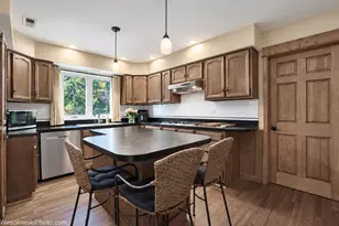 290 Hawthorn Ln, Hoffman Estates, IL 60169 - Photo 8