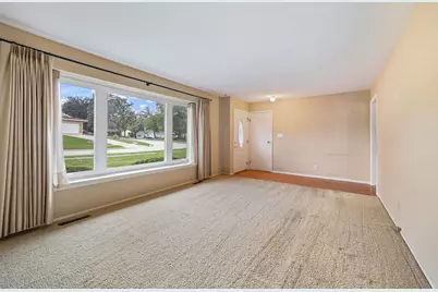 911 Melrose Court, McHenry, IL 60050 - Photo 4