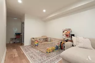 909 W Roscoe St, Chicago, IL 60657 - Photo 32