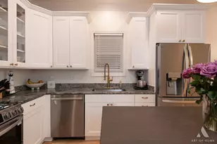909 W Roscoe St, Chicago, IL 60657 - Photo 14