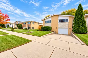 4431 W Fitch Ave, Lincolnwood, IL 60712 - Photo 1