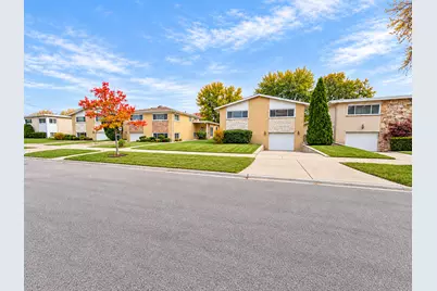 4431 W Fitch Avenue, Lincolnwood, IL 60712 - Photo 2