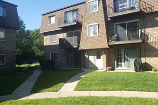 9418 Bay Colony Dr, Des Plaines, IL 60016 - Photo 1