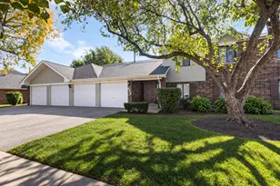 877 Cross Creek Dr, Roselle, IL 60172 - Photo 2