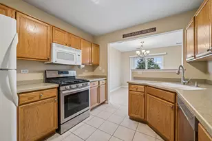 425 Windham Cove Dr, Crystal Lake, IL 60014 - Photo 6
