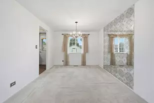 218 Desmond Dr, Schaumburg, IL 60193 - Photo 8