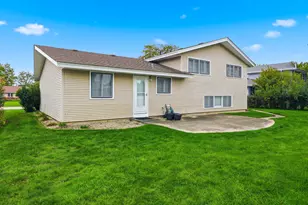 218 Desmond Dr, Schaumburg, IL 60193 - Photo 2