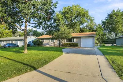 145 Shawnee Drive, Carol Stream, IL 60188 - Photo 2