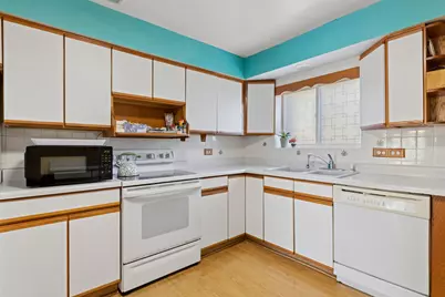 612 Cobblestone Circle #E, Glenview, IL 60025 - Photo 8